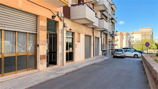 Appartamento Al Piano Ammezzato Di 2 Vani Oltre Accessori. Doppia Esposizione.